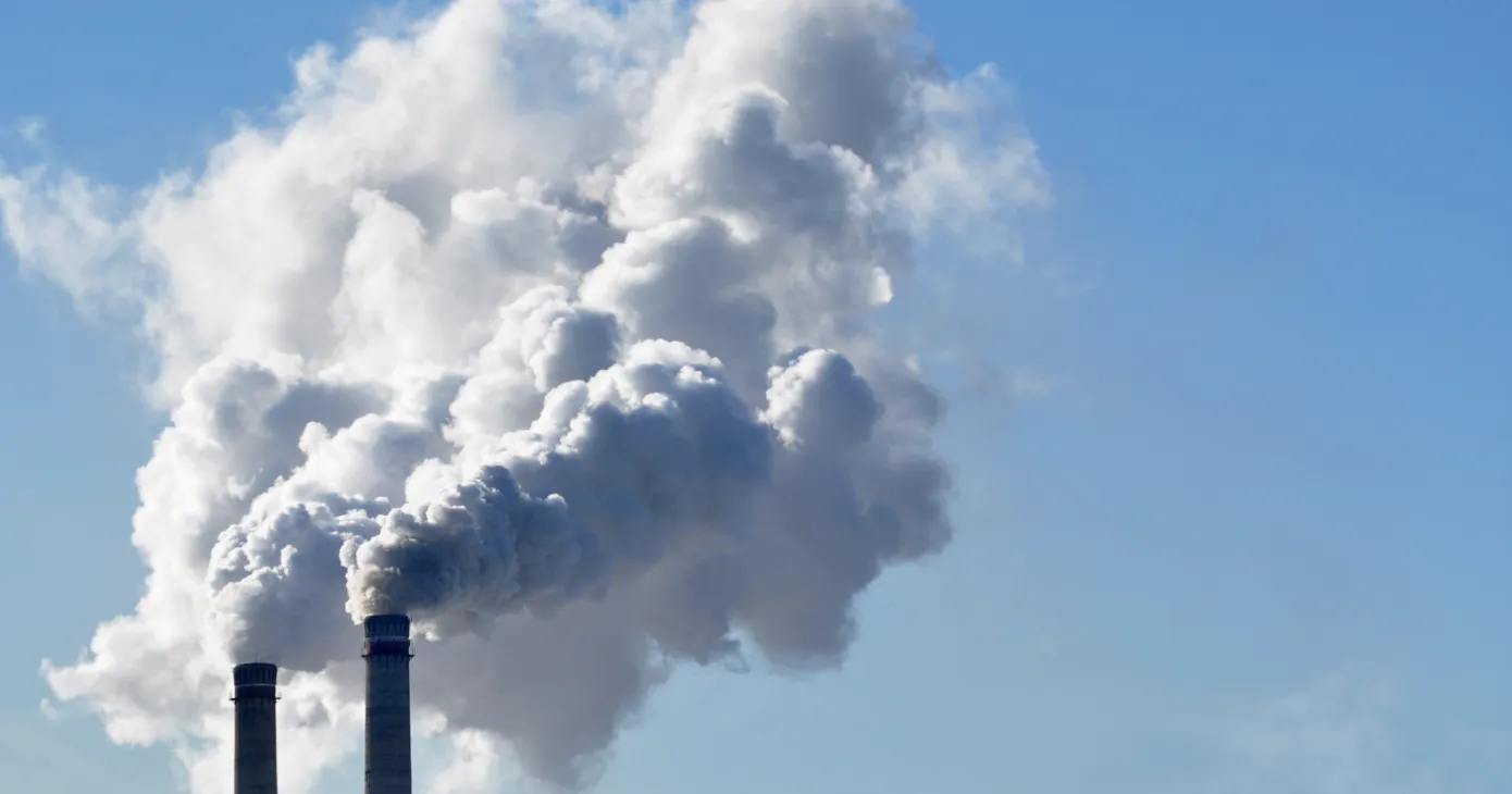 Cheminées d’usine rejetant de la fumée dans le ciel