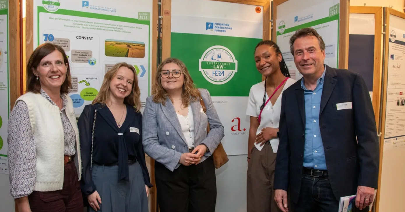Lauréat(e)s des HERA Awards 2026 devant les affiches de présentation de leurs travaux