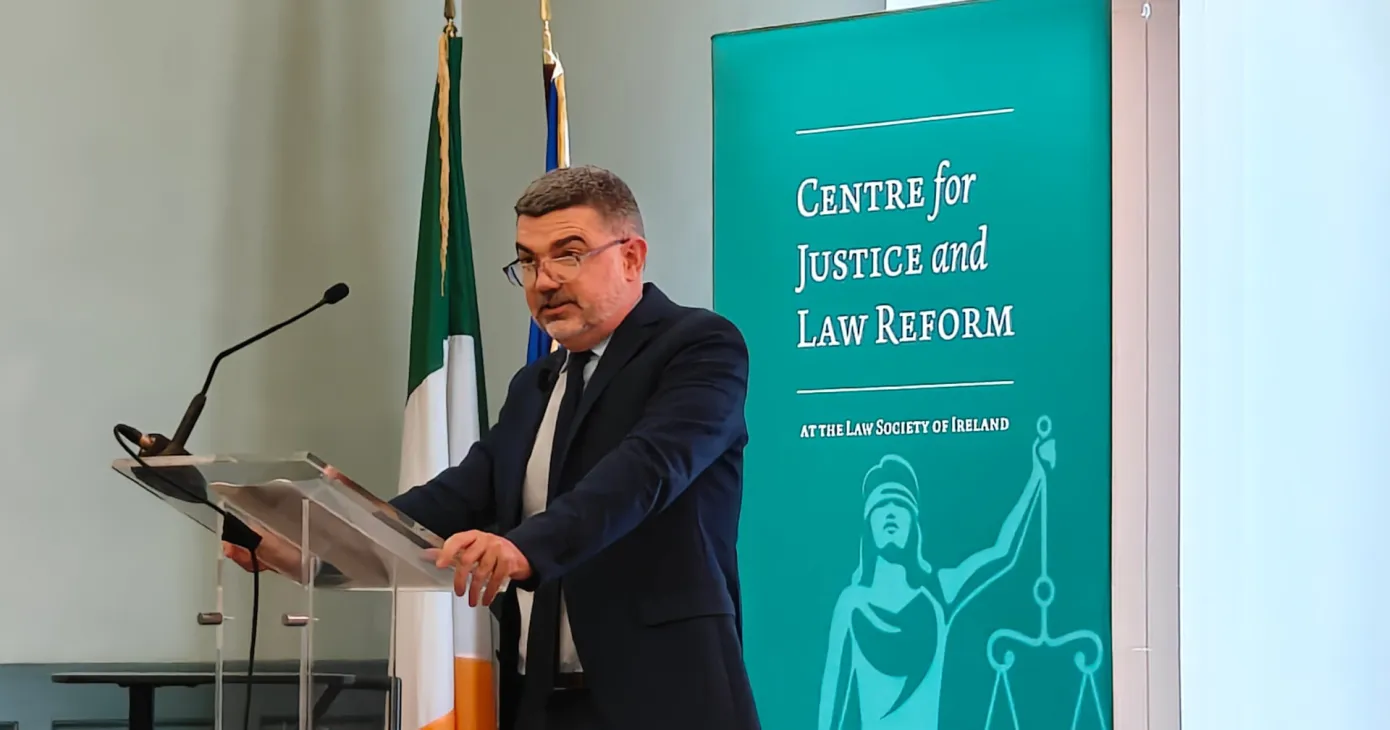 Le juge Nicolas Guillou s’exprime à la tribune, devant le kakémono du Centre for Justice and Law Reform de la Law Society of Ireland.